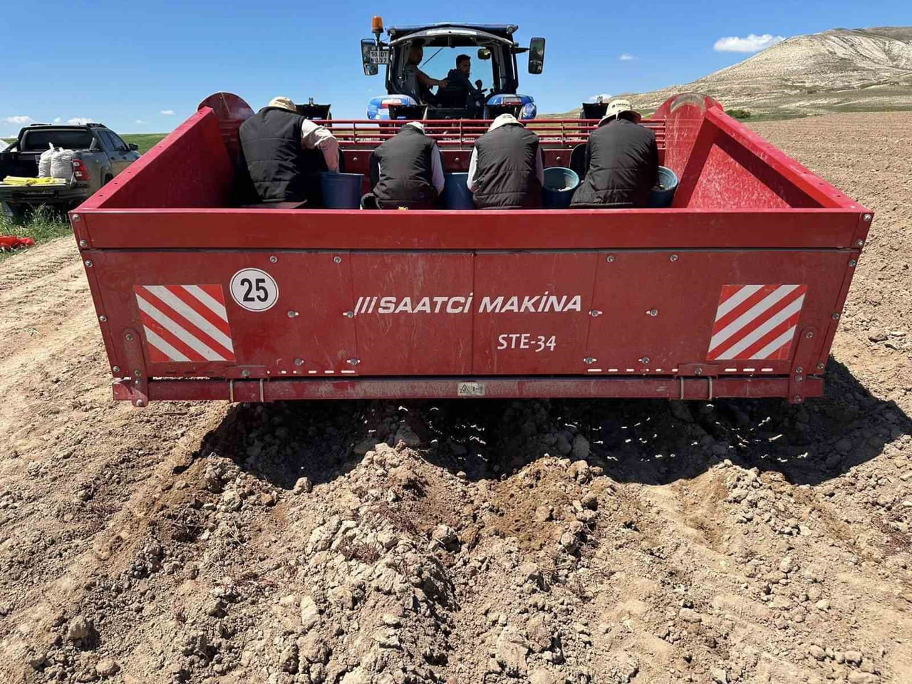 YERLİ PATATES TOHUMLARI NİĞŞAH VE SARUHANIN YUMRU DİKİMLERİ TAMAMLANDI