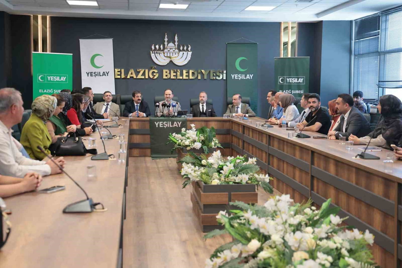 YEŞİLAY GENEL BAŞKANI MEHMET DİNÇ, YEŞİLAY ELAZIĞ İL ŞUBESİ VE GÖNÜLLÜLERİYLE BİR ARAYA GELEREK...