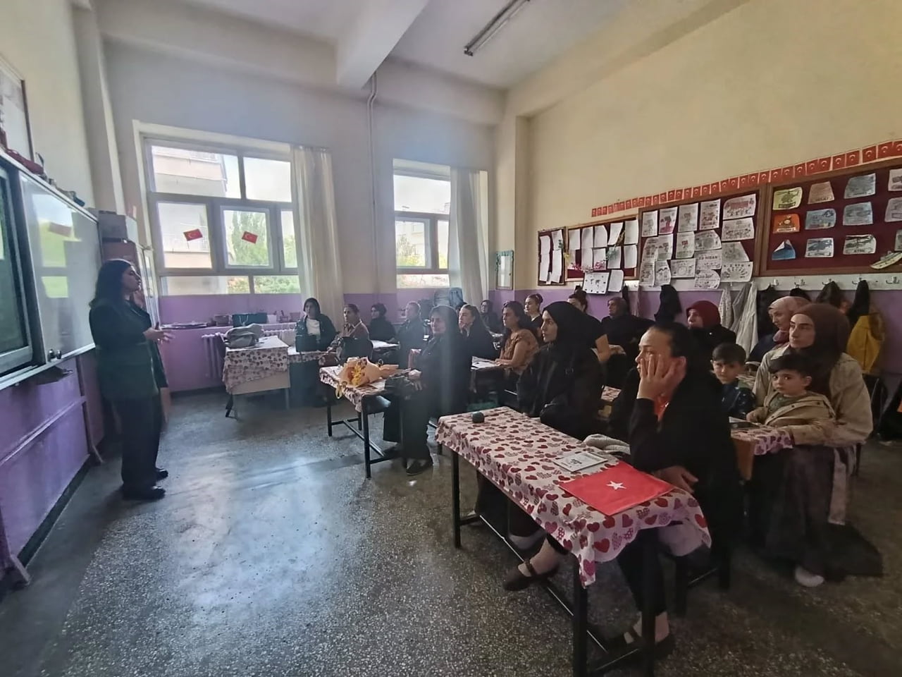 YEŞİLAY KARS ŞUBESİ’NDEN VELİLERE BAĞIMLILIKLA MÜCADELE EĞİTİMİ(KARS-İHA)