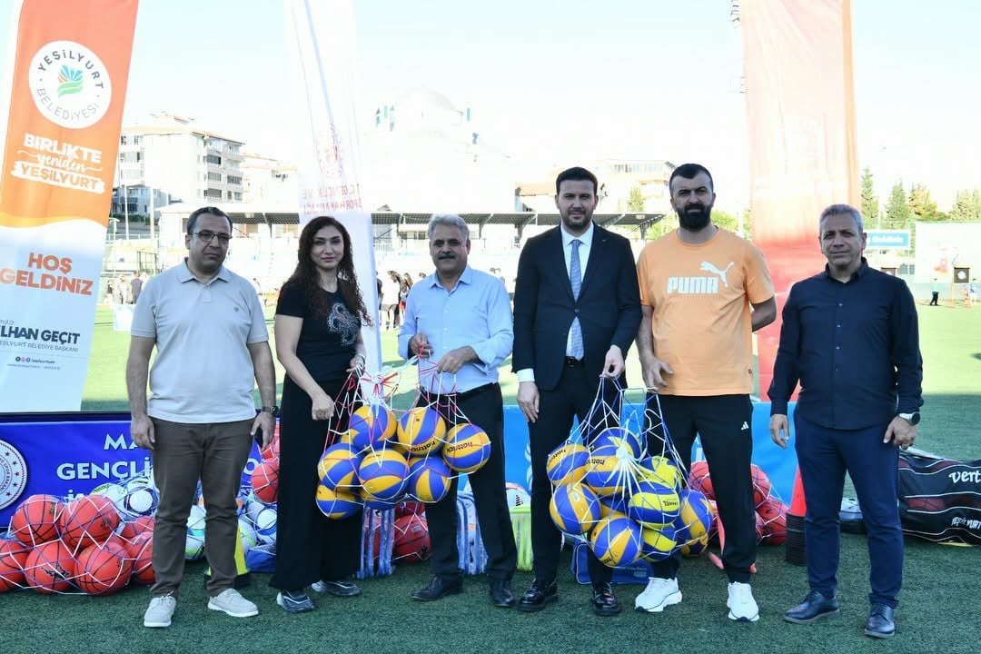 YEŞİLYURT'TA YAZ SPOR OKULLARI VE SPOR AKADEMİSİ COŞKUYLA AÇILDI