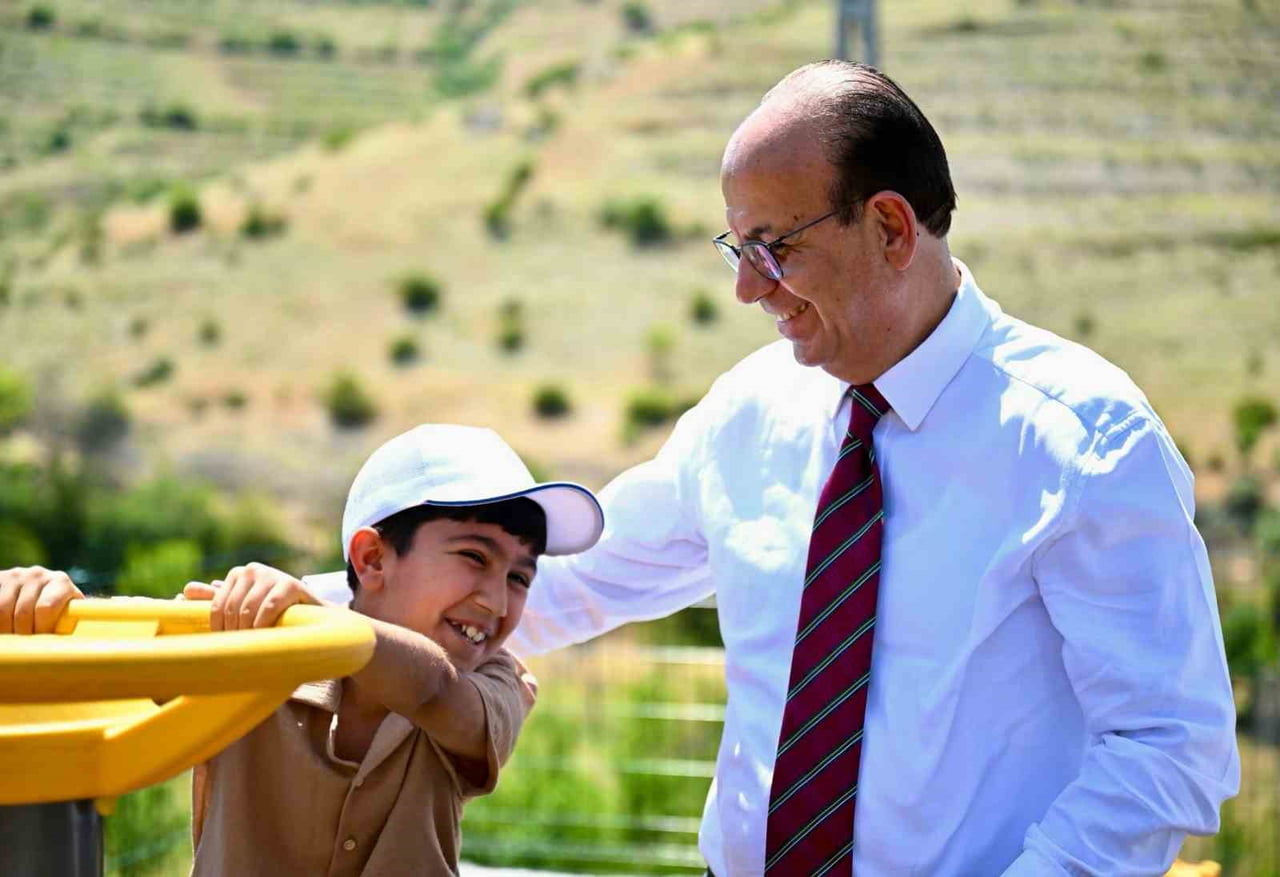 YEŞİLYURT BELEDİYESİ’NDEN BANAZI’YA GÜNEŞ ENERJİLİ ÇOCUK PARKI