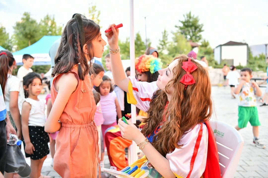 YEŞİLYURT İLÇESİNDE "YAZ AKŞAMLARI" RENKLİ VE KEYİF DOLU ETKİNLİKLERLE BAŞLADI
