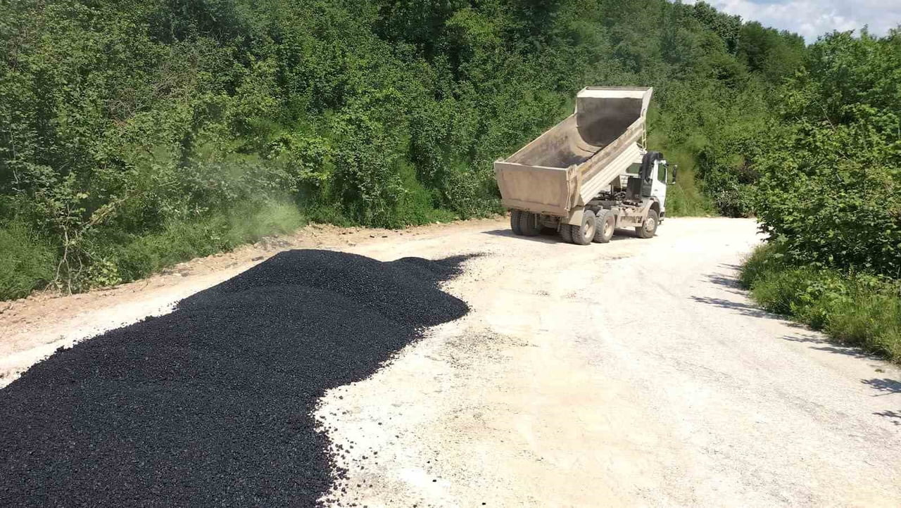 YIĞILCA İLÇESİNE BAĞLI YENİYER VE DİBEKTAŞ KÖYLERİ GRUP YOLUNDA ASFALT YAMA ÇALIŞMALARI DEVAM...