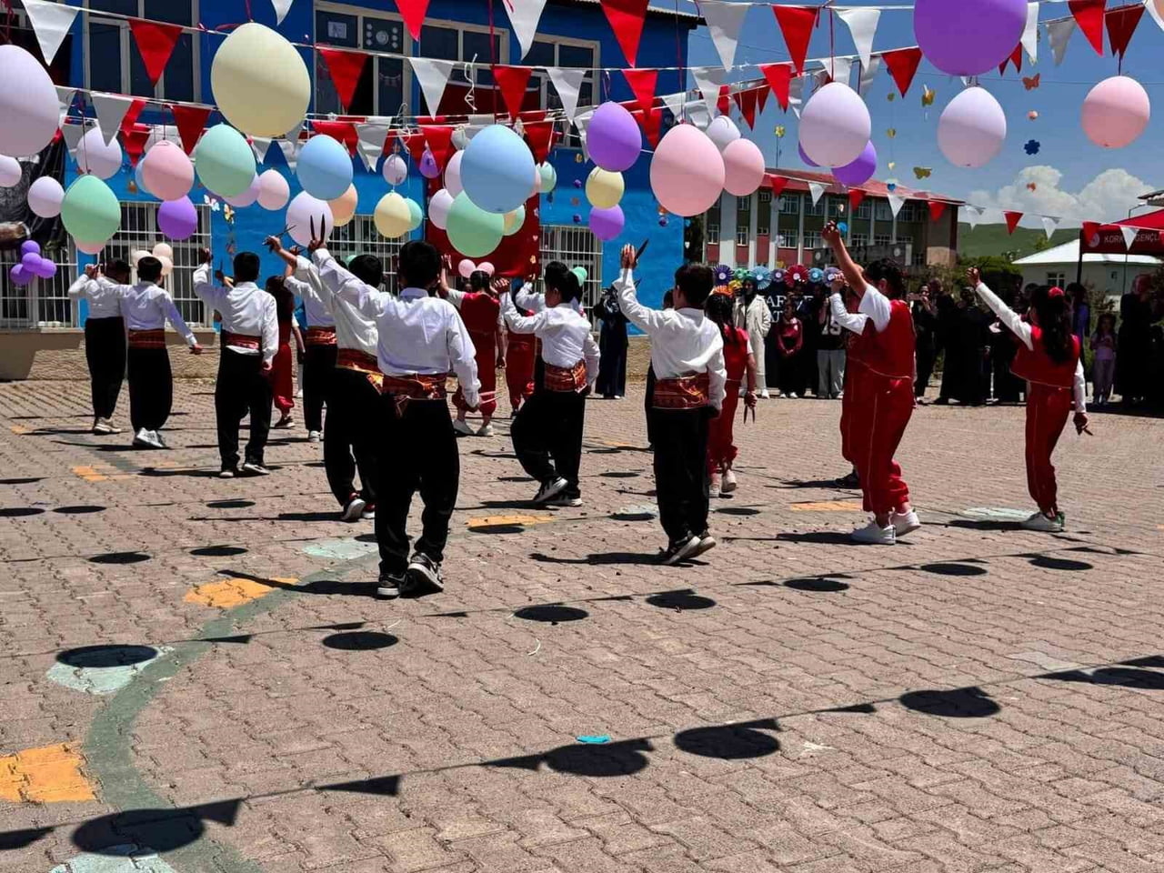 YIL SONU ŞENLİĞİ, ÖĞRENCİLERİN SERGİLEDİĞİ RENKLİ GÖSTERİLER VE ÇEŞİTLİ ETKİNLİKLERLE BÜYÜK İLGİ...
