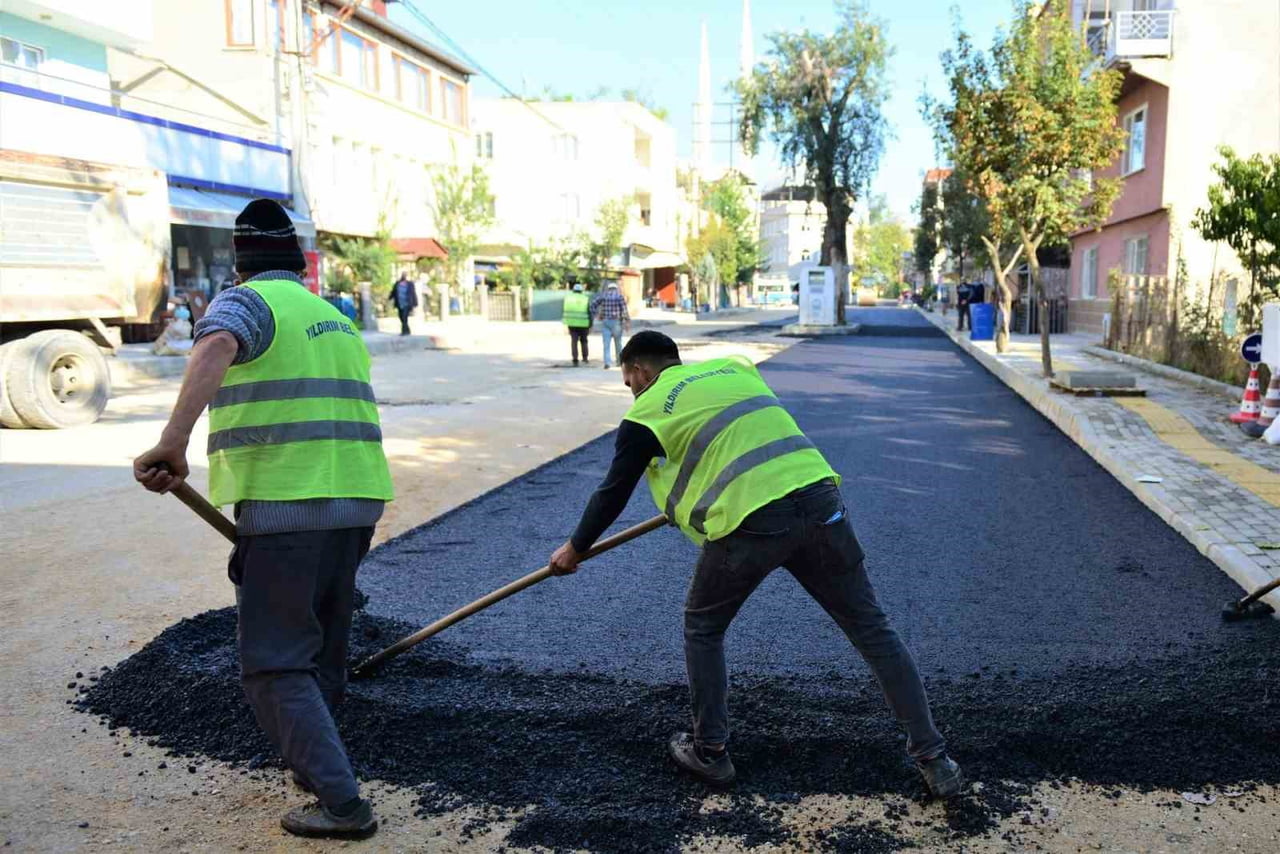YILDIRIM BELEDİYESİ, BİR TARAFTAN BURSA’NIN EN BÜYÜK KENTSEL DÖNÜŞÜM HAMLESİNİ GERÇEKLEŞTİRİRKEN;...