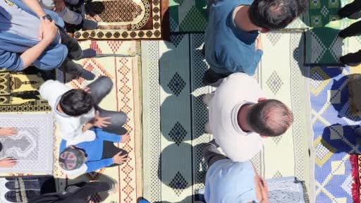 Yılsonu etkinliğinde açık alanda toplu namaz kıldılar