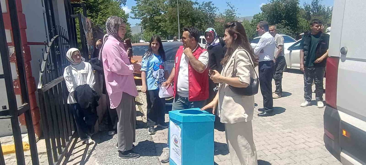 YKS'DE DAĞITILAN VE KULLANILABİLİR DURUMDA OLAN KALEM İLE SİLGİLER, KÖY OKULLARINDAKİ ÖĞRENCİLERİN...
