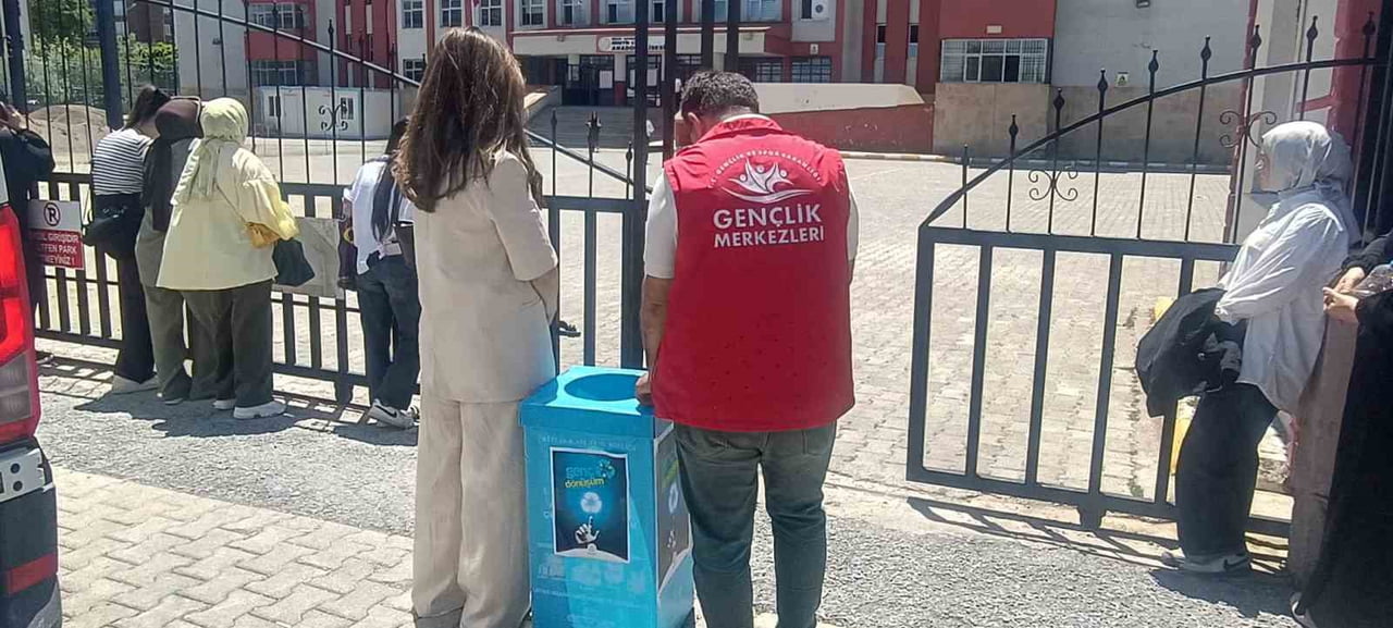 YKS'DE DAĞITILAN VE KULLANILABİLİR DURUMDA OLAN KALEM İLE SİLGİLER, KÖY OKULLARINDAKİ ÖĞRENCİLERİN...