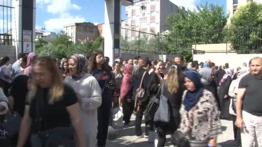 YKS'ye geç kalan adaylar demir parmaklıklara tırmandı