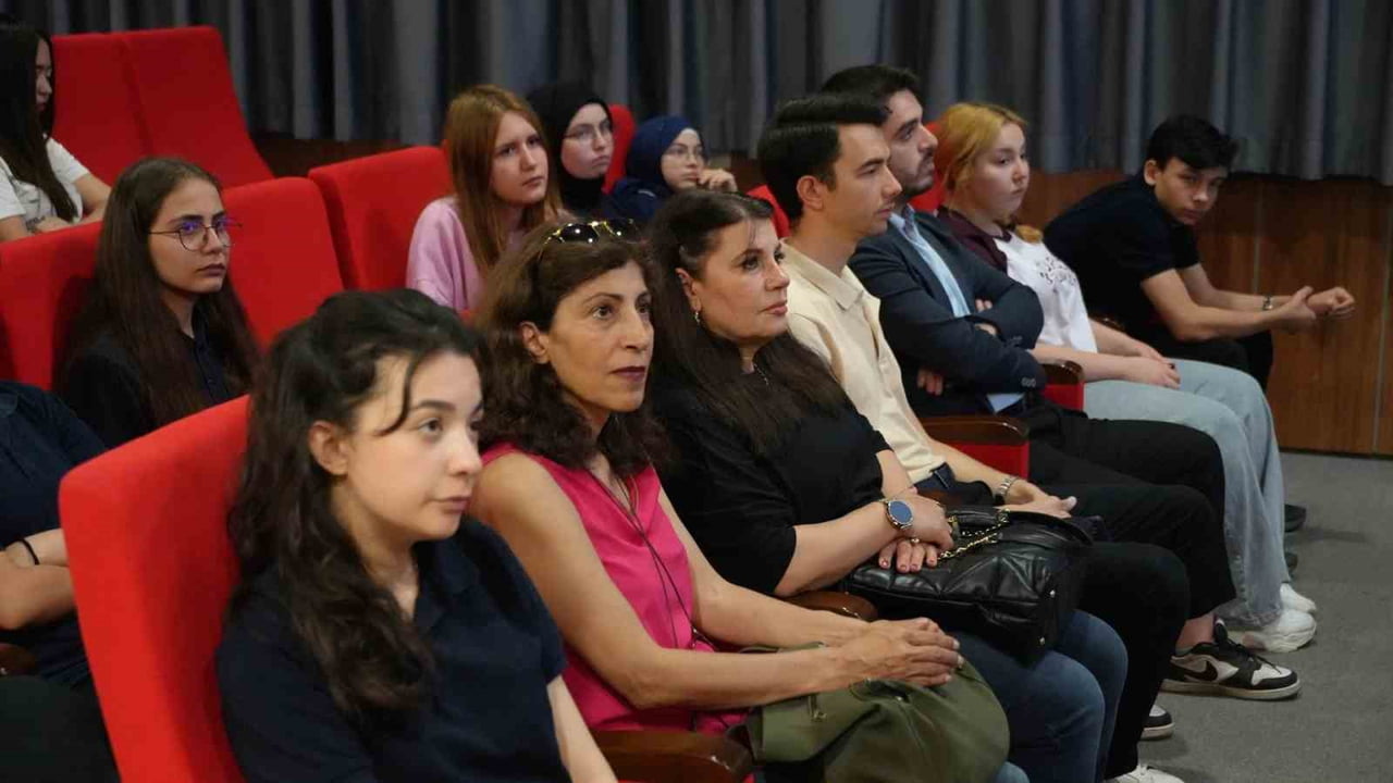 YÖK BİLİM İLETİŞİMİ OFİSİ KOORDİNASYONUNDA YÜRÜTÜLEN "GELECEĞİN MESLEKLERİ" PROGRAMI KAPSAMINDA...