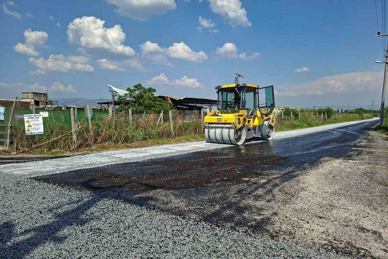 YOL ÇALIŞMALARINA DEVAM EDEN EFELER BELEDİYESİ EKİPLERİ, ASFALT SERİM ÇALIŞMALARINA HIZ...