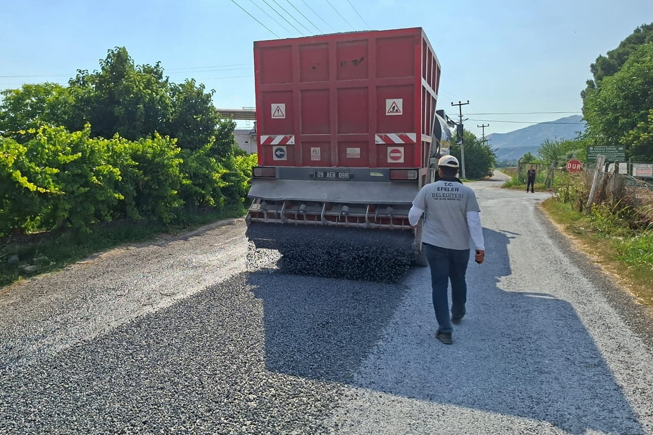YOL ÇALIŞMALARINA DEVAM EDEN EFELER BELEDİYESİ EKİPLERİ, ASFALT SERİM ÇALIŞMALARINA HIZ...