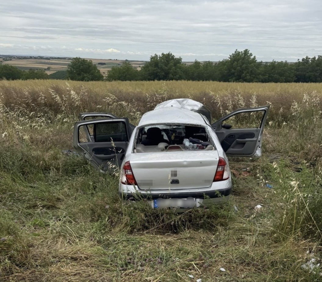 YOLDAN ÇIKAN OTOMOBİLDE BULUNAN 4 KİŞİ YARALANDI.