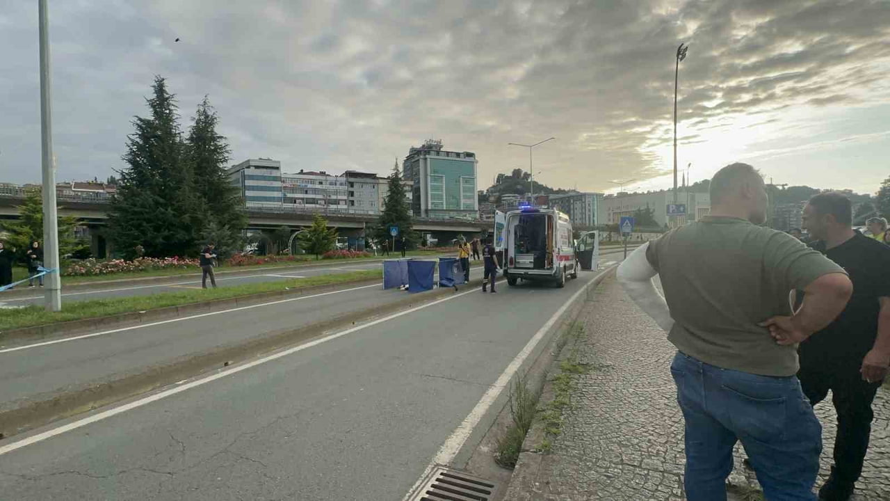 YOLDAN KARŞIYA GEÇMEYE ÇALIŞAN DEMET YILDIZ (33) İSİMLİ KADINA PLAKASI VE SÜRÜCÜSÜ HENÜZ...