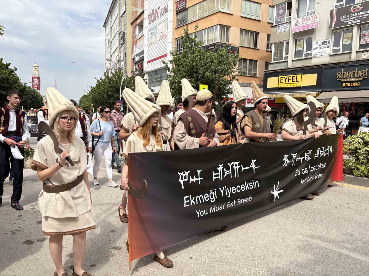 YÖRESEL KIYAFETLER GİYİLEREK VATANDAŞLAR KORTEJE KATILIM SAĞLADI