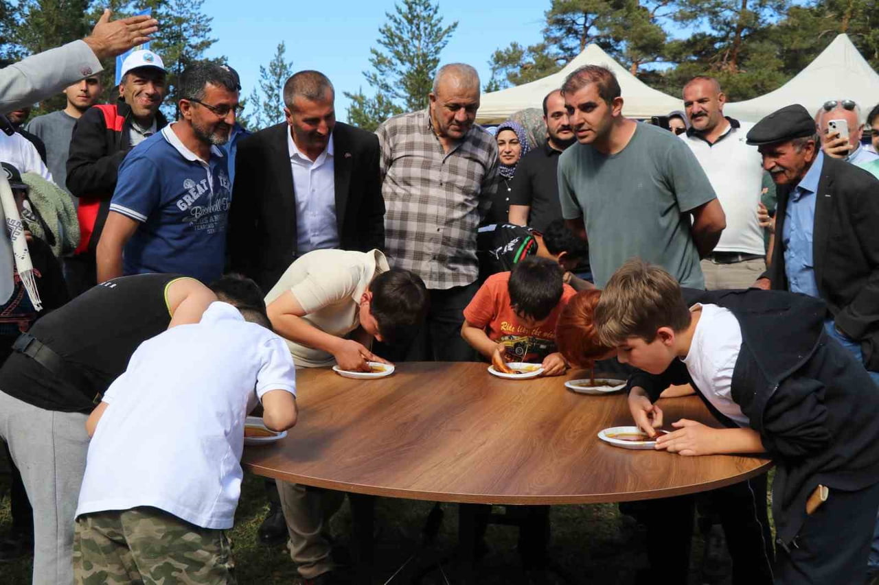 YÖRESEL ÜRÜNLERİN TANITILDIĞI FESTİVALDE, ÇOCUKLARIN PARMAKLA PEKMEZ YEME YARIŞMASI VE HALAT ÇEKME...