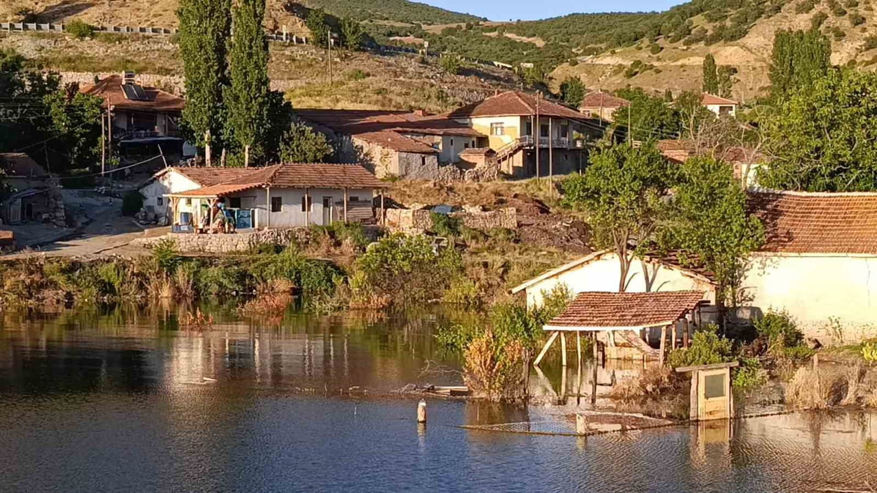 YOZGAT'IN ÇEKEREK İLÇESİ KURTAĞILI KÖYÜNDE YAĞIŞLI GEÇEN BAHAR MEVSİMİNİN ARDINDAN BARAJDAN TAŞAN...