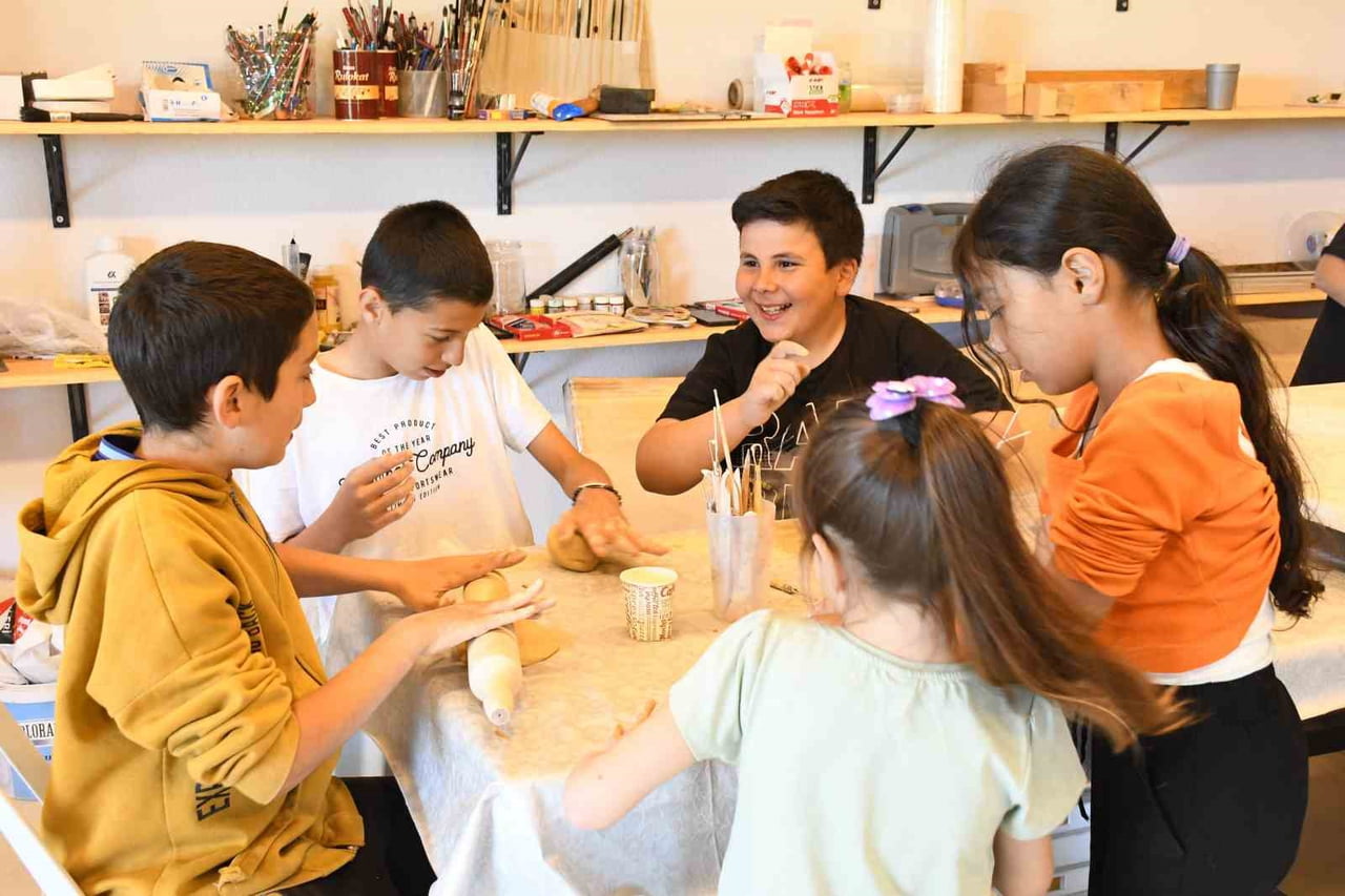 YOZGAT'IN SORGUN İLÇESİNDE GAZİ ÜNİVERSİTESİ GÜZEL GRAFİK TASARIM ÖĞRETMENLİĞİ UYGULAMALI SANATLAR...