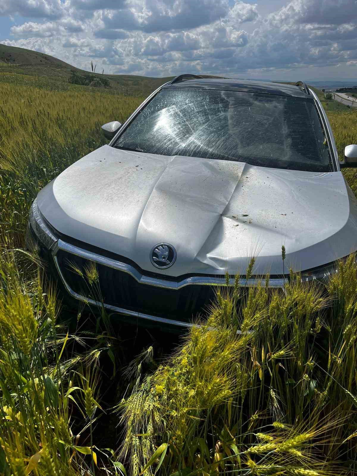 YOZGAT'IN YERKÖY İLÇESİNDE OTOMOBİLİN TARLAYA SAVRULMASI SONUCU 1 KİŞİ YARALANDI.-