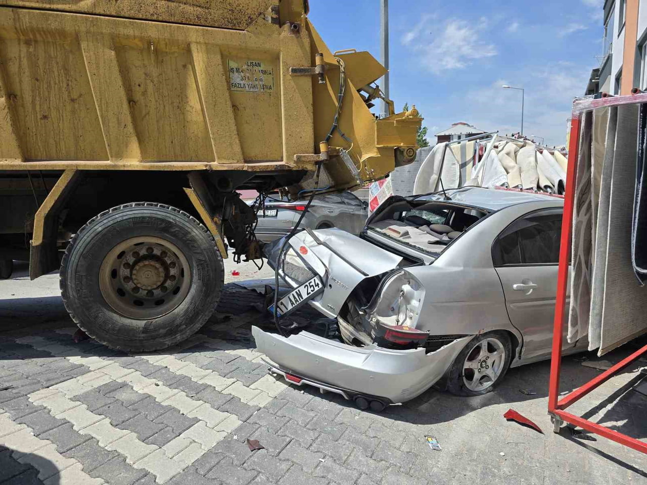 YOZGAT'TA MEYDANA GELEN KAZADA FRENİ BOŞALAN KAMYON, 4 ARACA ÇARPTI.-