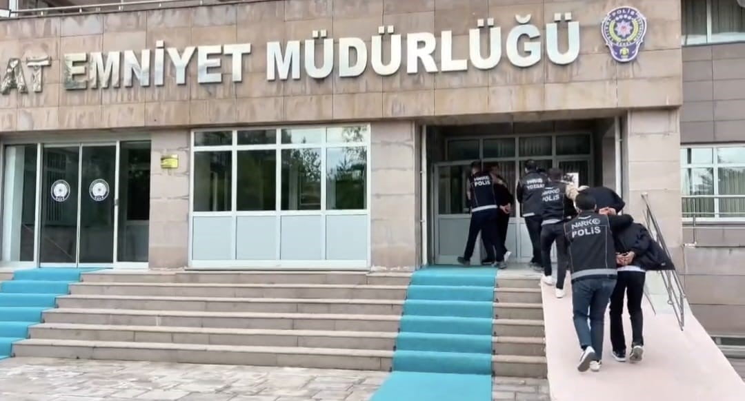 YOZGAT EMNİYET MÜDÜRLÜĞÜ EKİPLERİNİN DÜZENLEDİĞİ UYUŞTURUCU OPERASYONUNDA 4 KİŞİ GÖZALTINA...