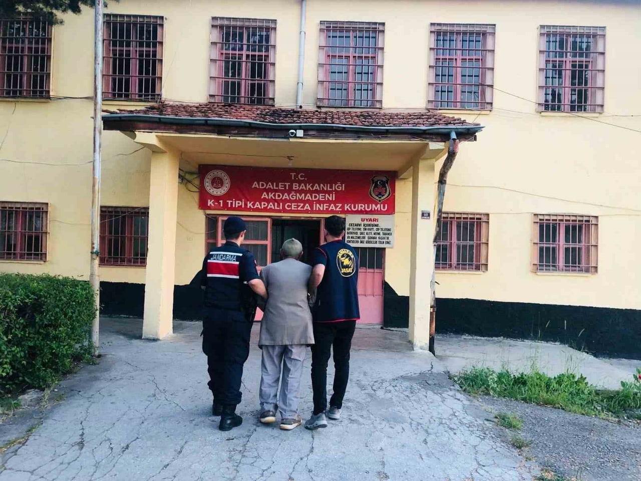 YOZGAT’IN AKDAĞMADENİ İLÇESİNDE FİRARİ HÜKÜMLÜ YAKALANDI.-