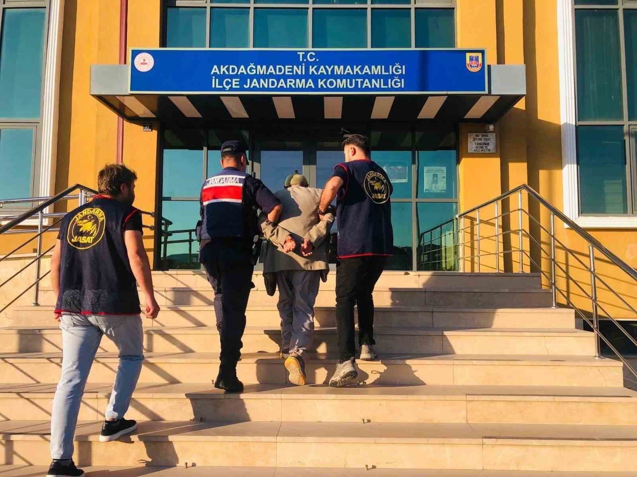 YOZGAT’IN AKDAĞMADENİ İLÇESİNDE FİRARİ HÜKÜMLÜ YAKALANDI.-