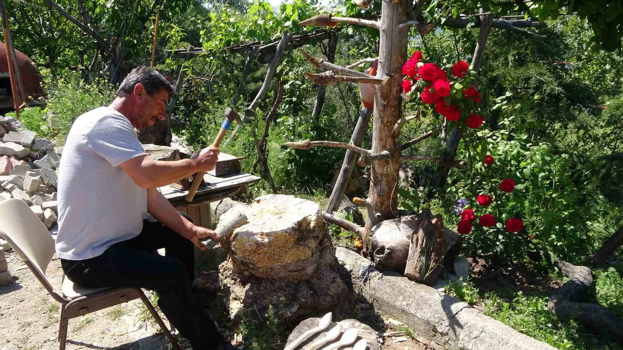 YOZGAT’IN AYDINCIK İLÇESİNDE YAŞAYAN MURAT ÖZDEMİR, YILLARDIR İÇTİĞİ SİGARAYI KENDİSİNE VERDİĞİ...