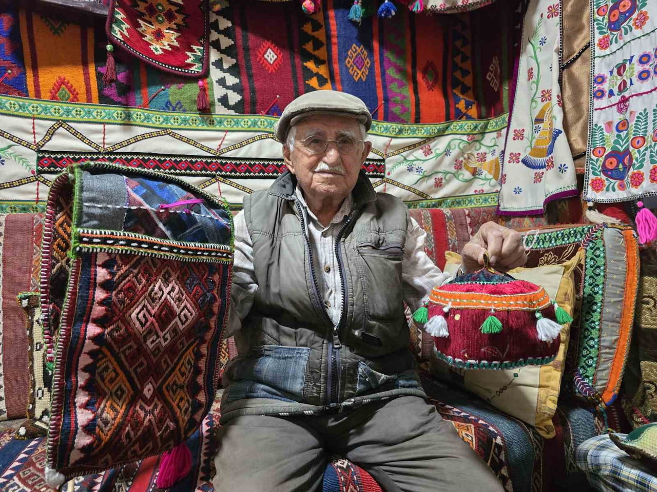 YOZGAT’IN AYDINCIK İLÇESİNDE YAŞAYAN MUSTAFA TAŞ, EL BECERİSİ ÜRÜNLERİ VE ANTİKA EŞYALARLA...