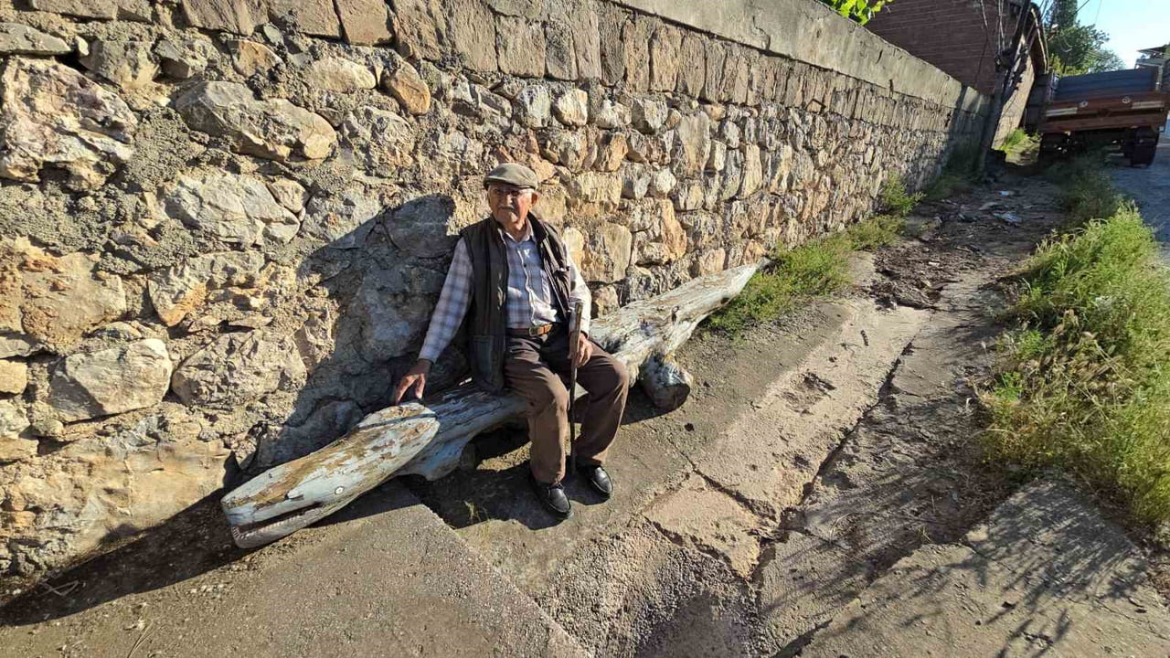 YOZGAT’IN AYDINCIK İLÇESİNDE YAŞAYAN MUSTAFA TAŞ, EL BECERİSİ ÜRÜNLERİ VE ANTİKA EŞYALARLA...