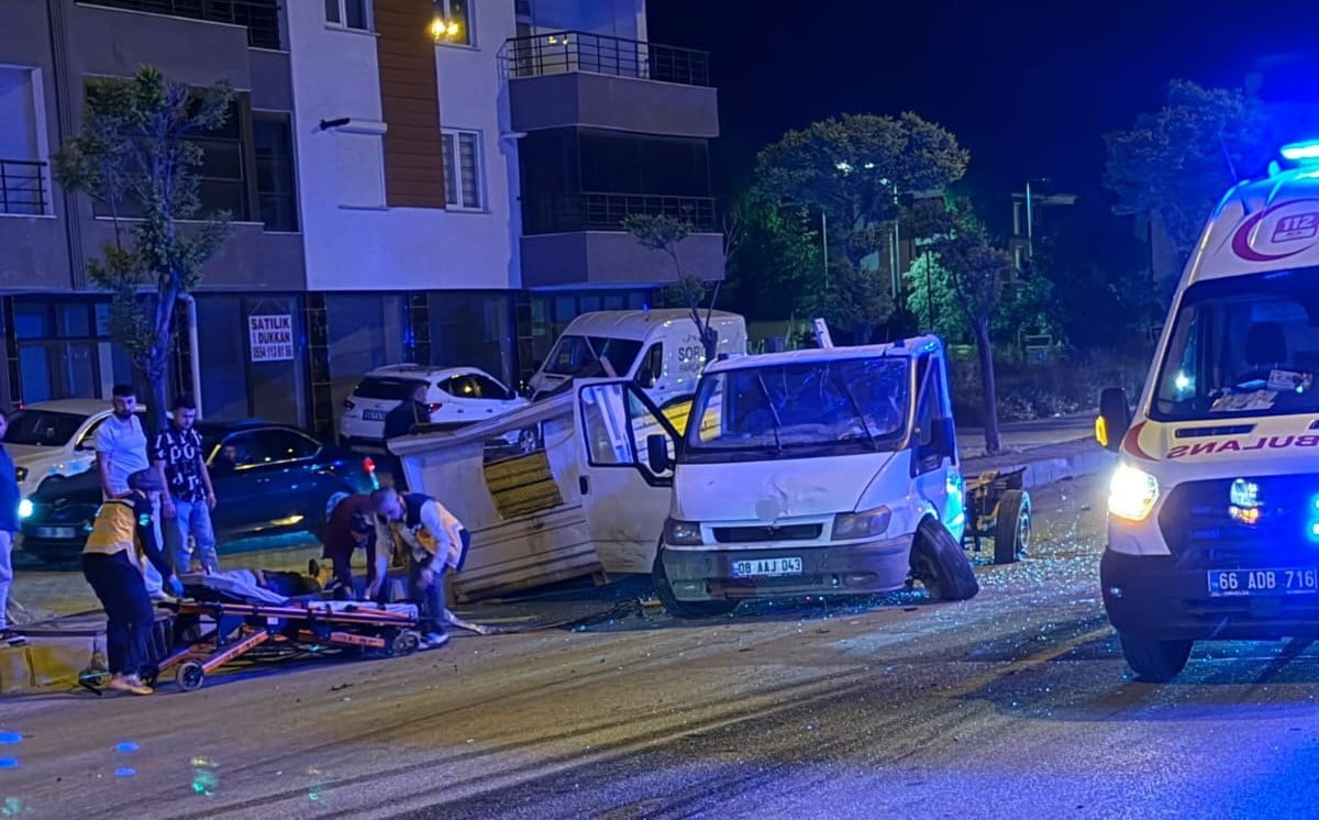 YOZGAT’IN SORGUN İLÇESİNDE MİNİBÜS VE OTOMOBİL ÇARPIŞTIĞI KAZADA 2 KİŞİ YARALANDI.