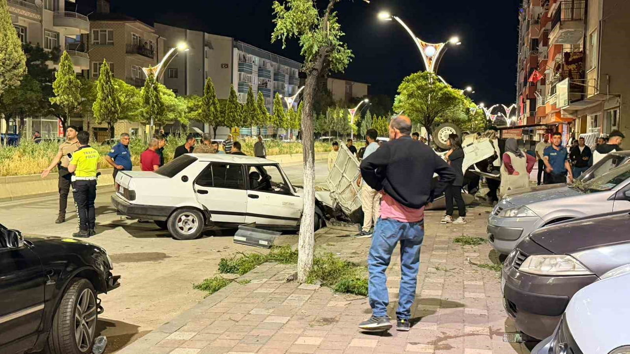 YOZGAT’IN YERKÖY İLÇESİNDE 4 ARACIN KARIŞTIĞI ZİNCİRLEME KAZA MEYDANA GELDİ.-