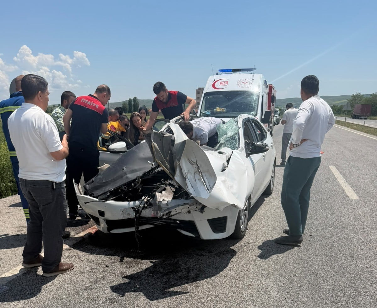 YOZGAT’IN YERKÖY İLÇESİNDE, HIZLI TREN KAVŞAĞI MEVKİİNDE MEYDANA GELEN TRAFİK KAZASINDA 2 KİŞİ...