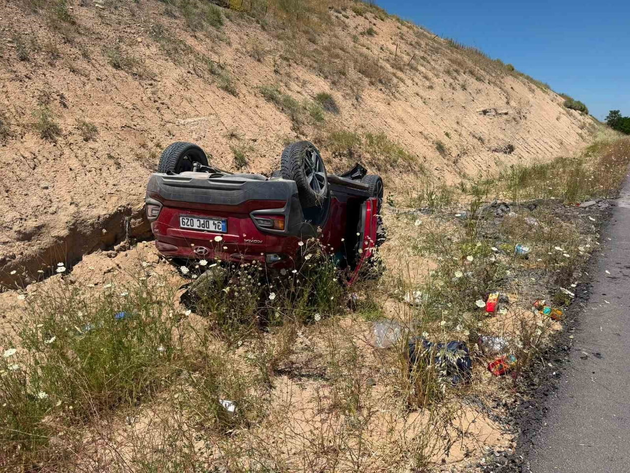 YOZGAT’IN YERKÖY İLÇESİNDE TAKLA ATAN OTOMOBİLDE 2 KİŞİ YARALANDI.KAZAYLA İLGİLİ İNCELEME...