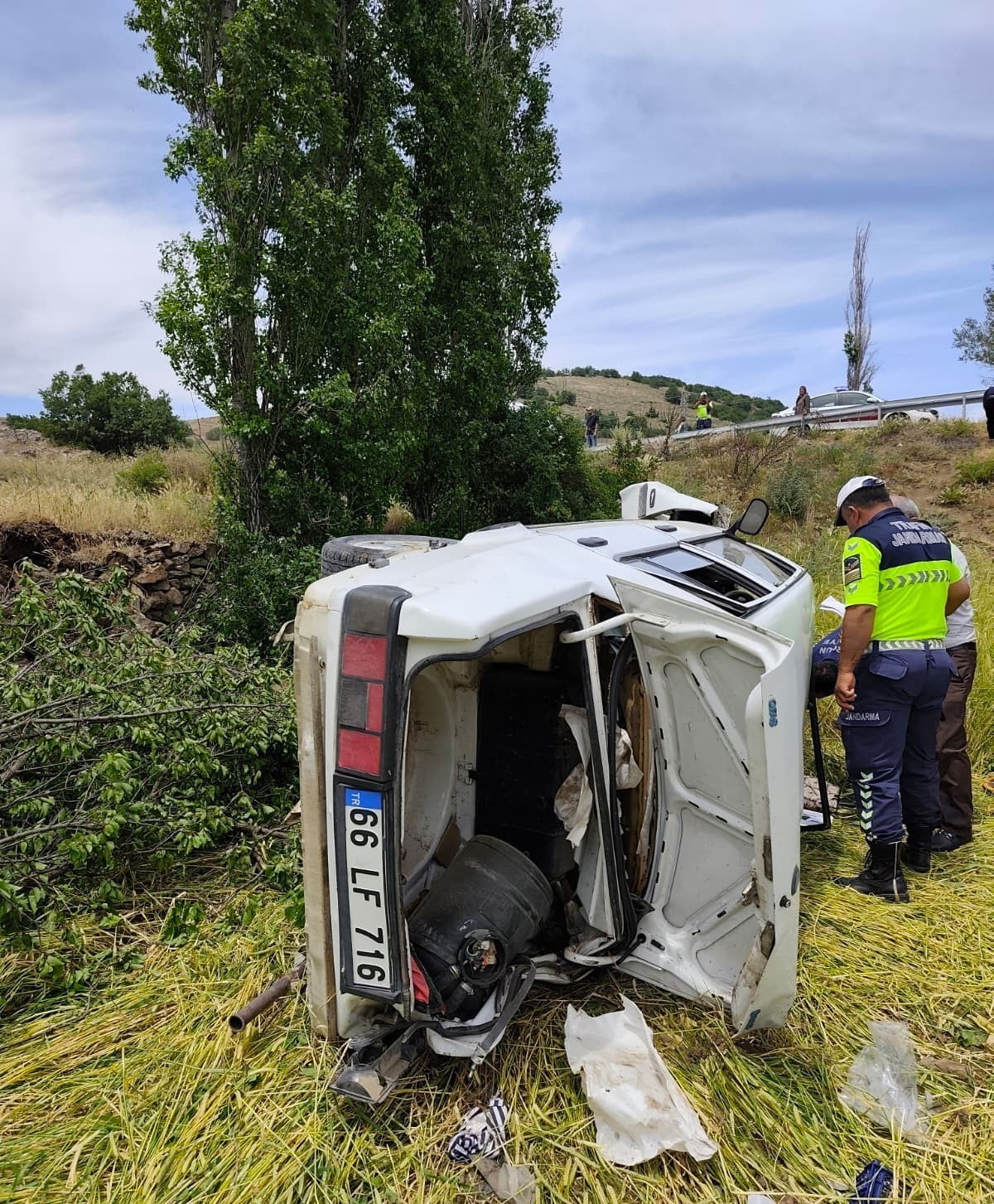YOZGAT’TA MEYDANA GELEN KAZADA OTOMOBİLİN TAKLA ATMASI SONUCU 2 KİŞİ YARALANDI.