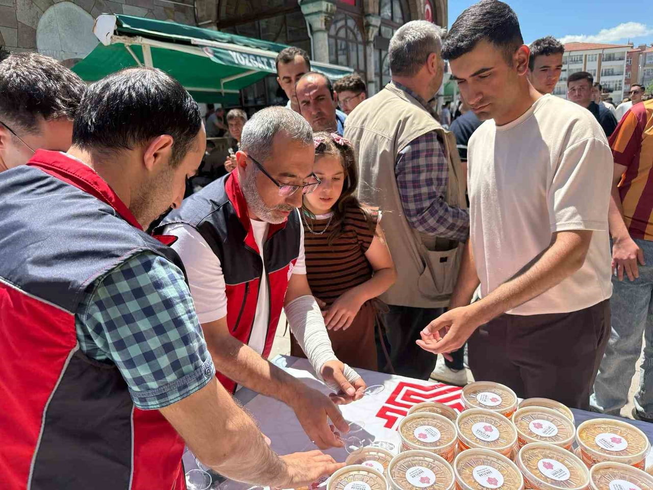 YOZGAT’TA TARİHİ ÇAPANOĞLU CAMİ’NDE AŞURE DAĞITILDI.