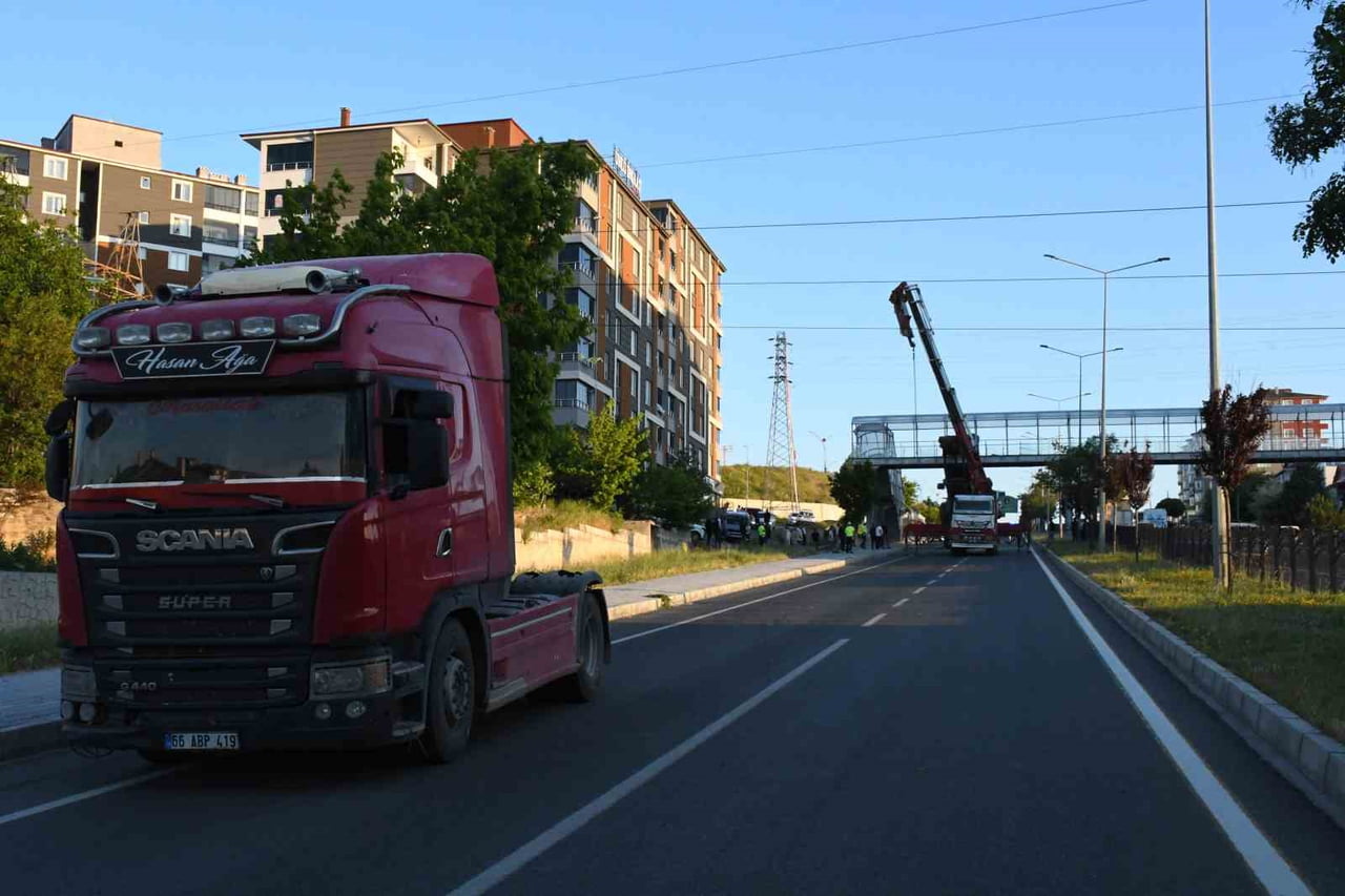 YOZGAT’TA TIRIN DORSESİ ÜST GEÇİDE TAKILI KALDI.-