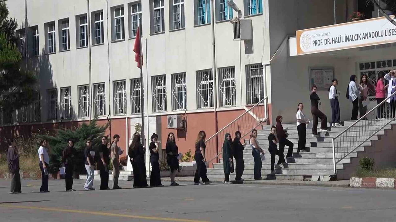 YÜKSEKÖĞRETİM KURUMLARI SINAVI’NIN (YKS) İKİNCİ OTURUMU ALAN YETERLİLİK TESTİ BAŞLADI. YALOVA’DA...