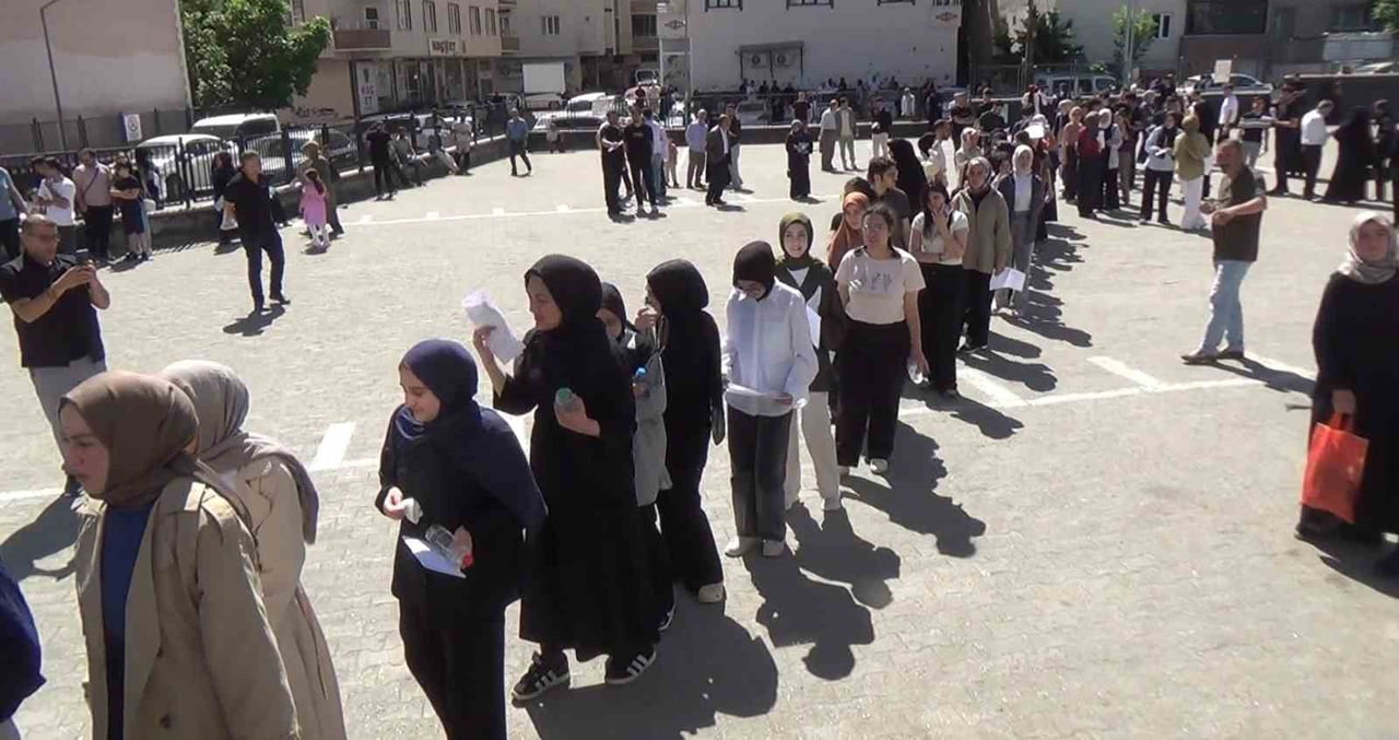 YÜKSEKÖĞRETİM KURUMLARI SINAVI’NIN (YKS) İKİNCİ OTURUMU OLAN ALAN YETERLİLİK TESTİ (AYT), SAAT...