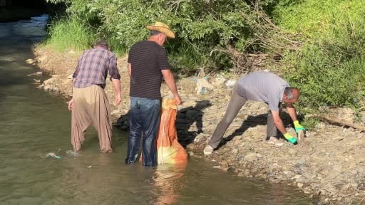 Yüksekova'da çiftçilerin sulama çilesi: Akıntının içinde bata çıka set duvarı örüyorlar