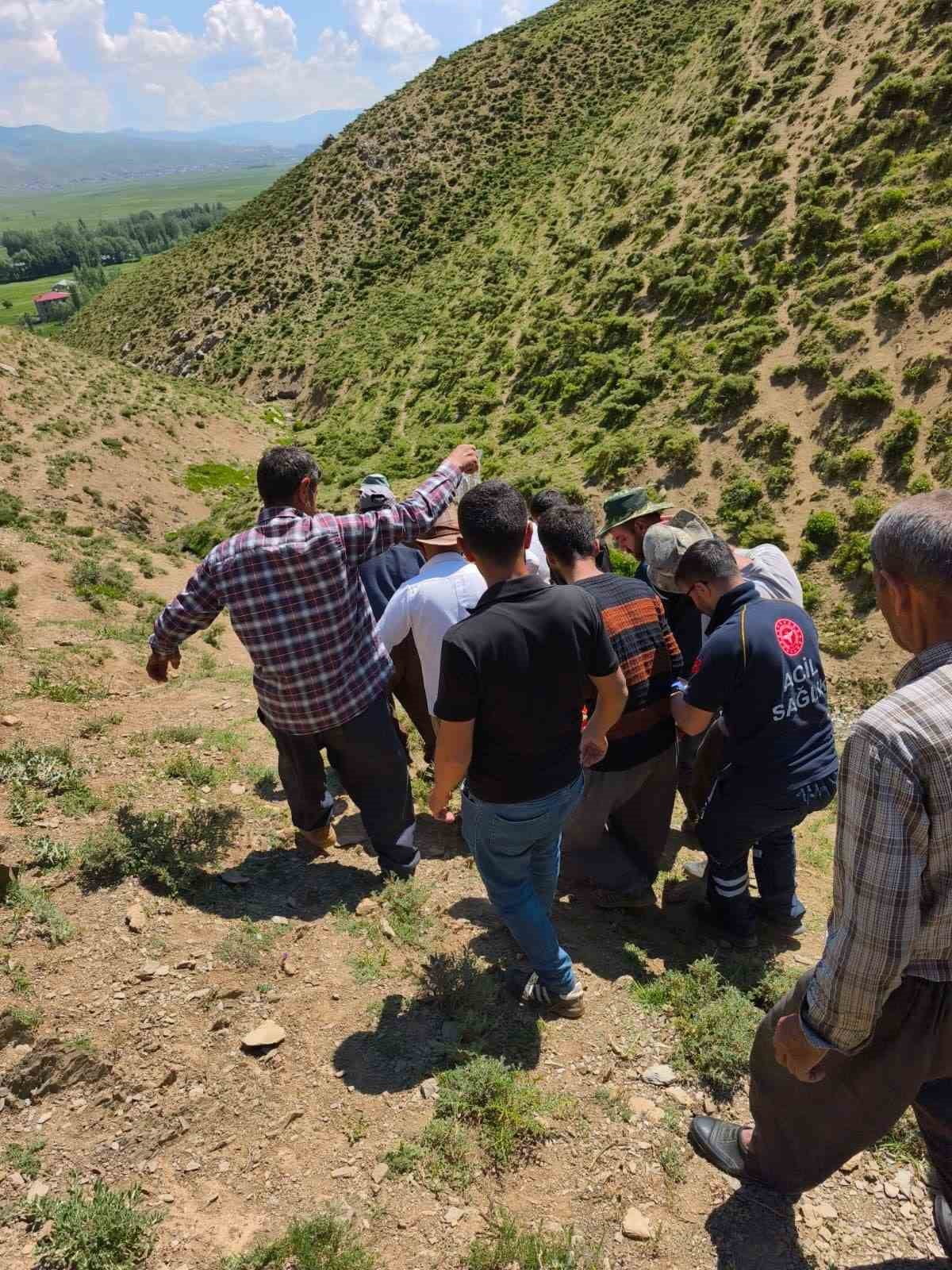 YÜKSEKOVA İLÇESİNDE ÇIKTIĞI YAYLADA RAHATSIZLANAN ÇOBAN, SAĞLIK EKİPLERİ TARAFINDAN KURTARILARAK...