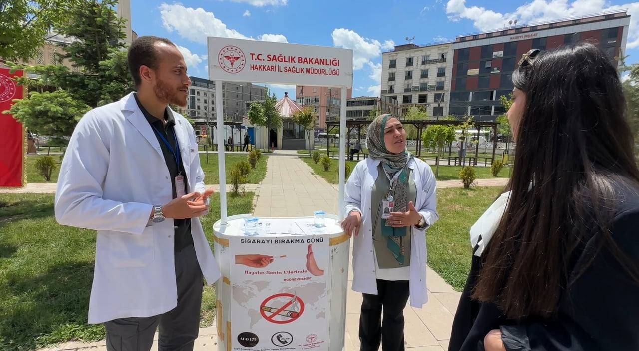 YÜKSEKOVA İLÇESİNDE SAĞLIK EKİPLERİ, TÜTÜN BAĞIMLILIĞIYLA MÜCADELE KAPSAMINDA SOKAK VE PARKLARDA...