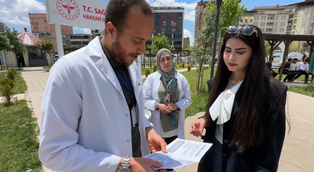 YÜKSEKOVA İLÇESİNDE SAĞLIK EKİPLERİ, TÜTÜN BAĞIMLILIĞIYLA MÜCADELE KAPSAMINDA SOKAK VE PARKLARDA...