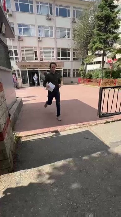 YUNUS EKİPLERİNİN DEVREYE GİRMESİYLE GEÇİCİ KİMLİK BELGESİ ALAN ADAY, MOTOSİKLETLE SINAV MERKEZİNE...