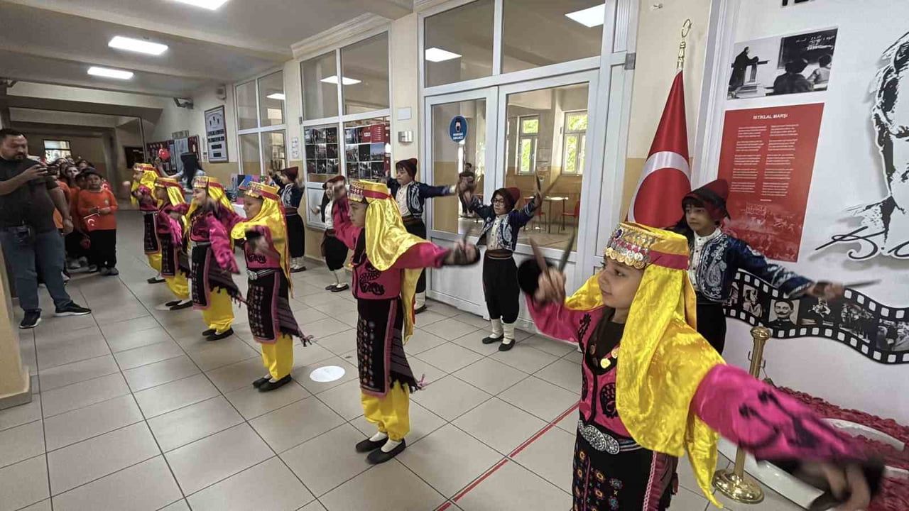YUNUS EMRE İLKOKULU'NDA DÜZENLENEN RESMİ TÖRENDE ÖĞRENCİLERİN SERGİLEDİĞİ YÖRESEL KAŞIK OYUN...