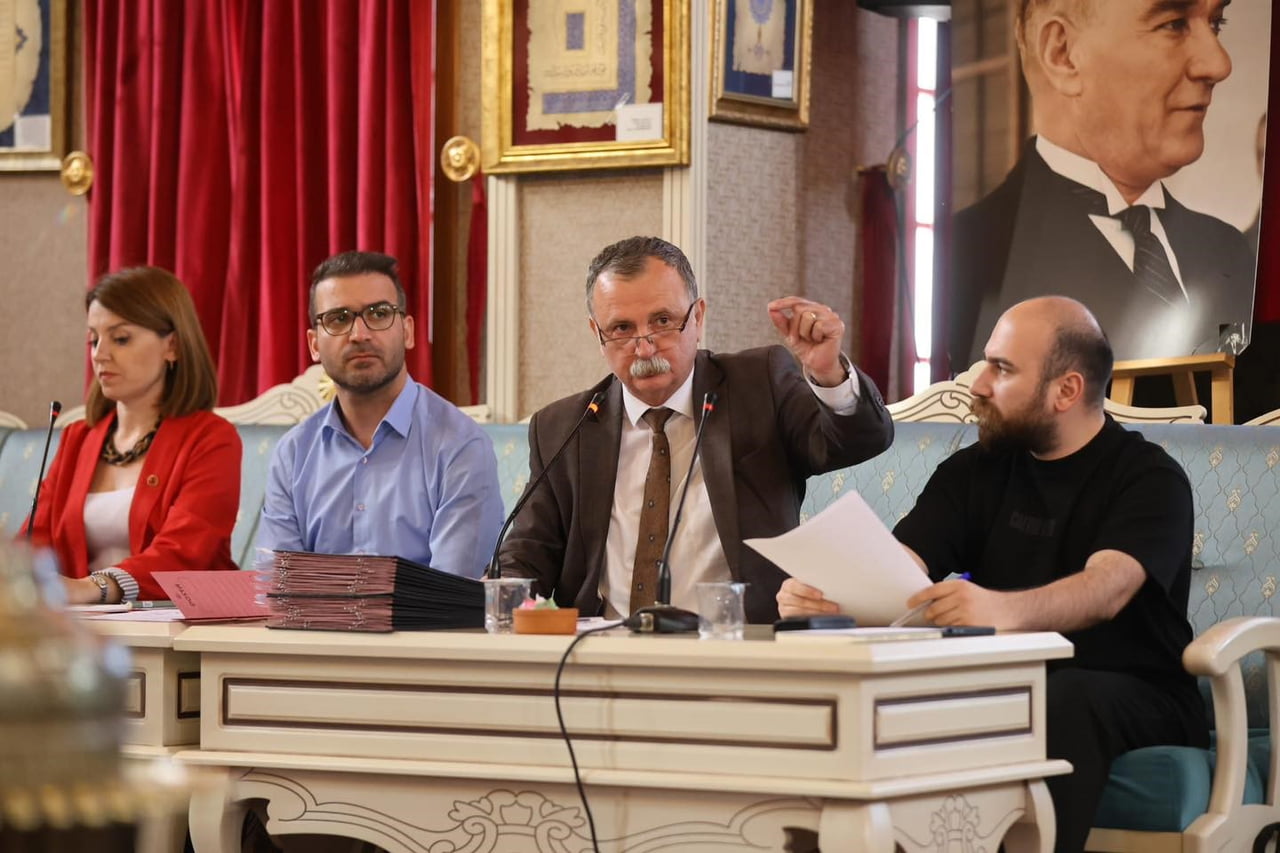 YUNUSEMRE BELEDİYE MECLİSİ’NDE CHP’NİN GENEL BAŞKAN ÖZGÜR ÖZEL’E DESTEK BİLDİRİSİ OKUMASI...