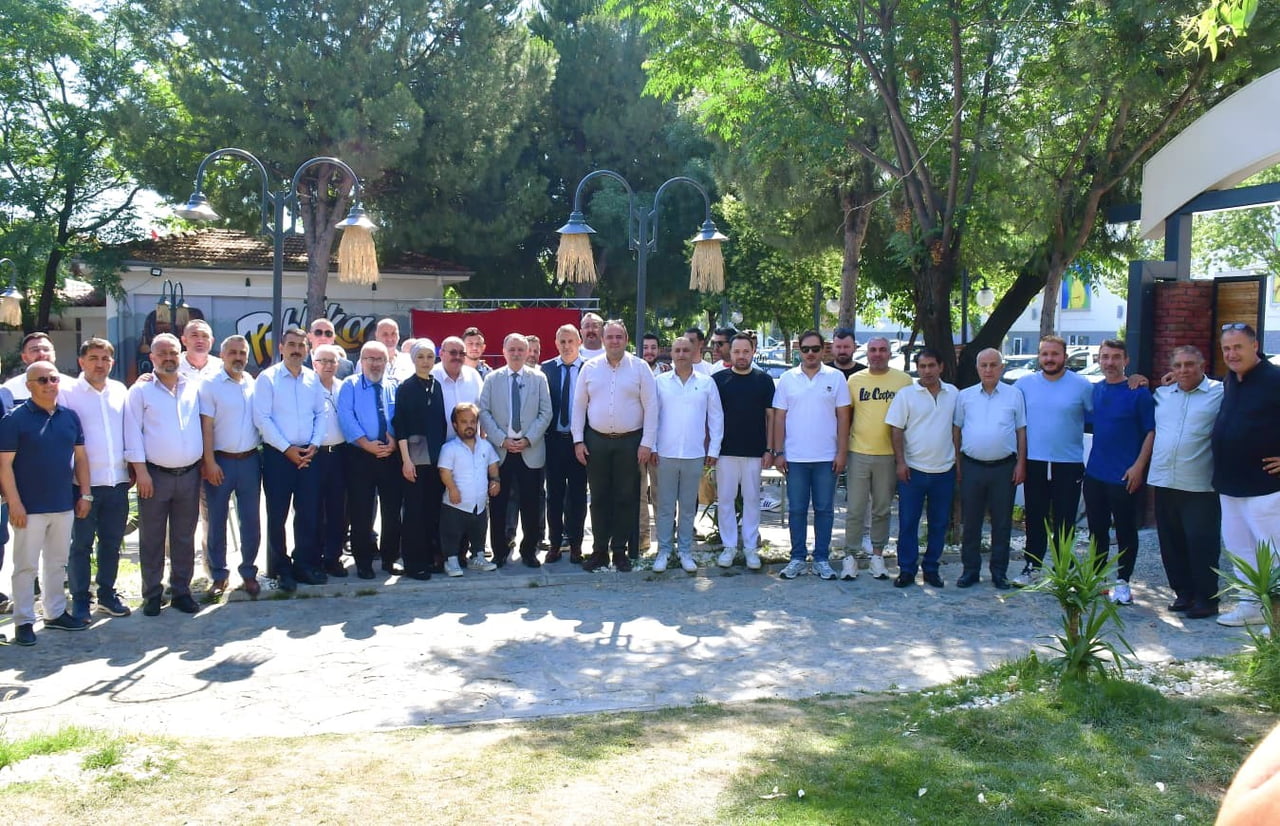 YUNUSEMRE BELEDİYESİ, İLÇEDE FAALİYET GÖSTEREN 20 AMATÖR SPOR KULÜBÜNE TOPLAM 1 MİLYON 775 BİN TL...