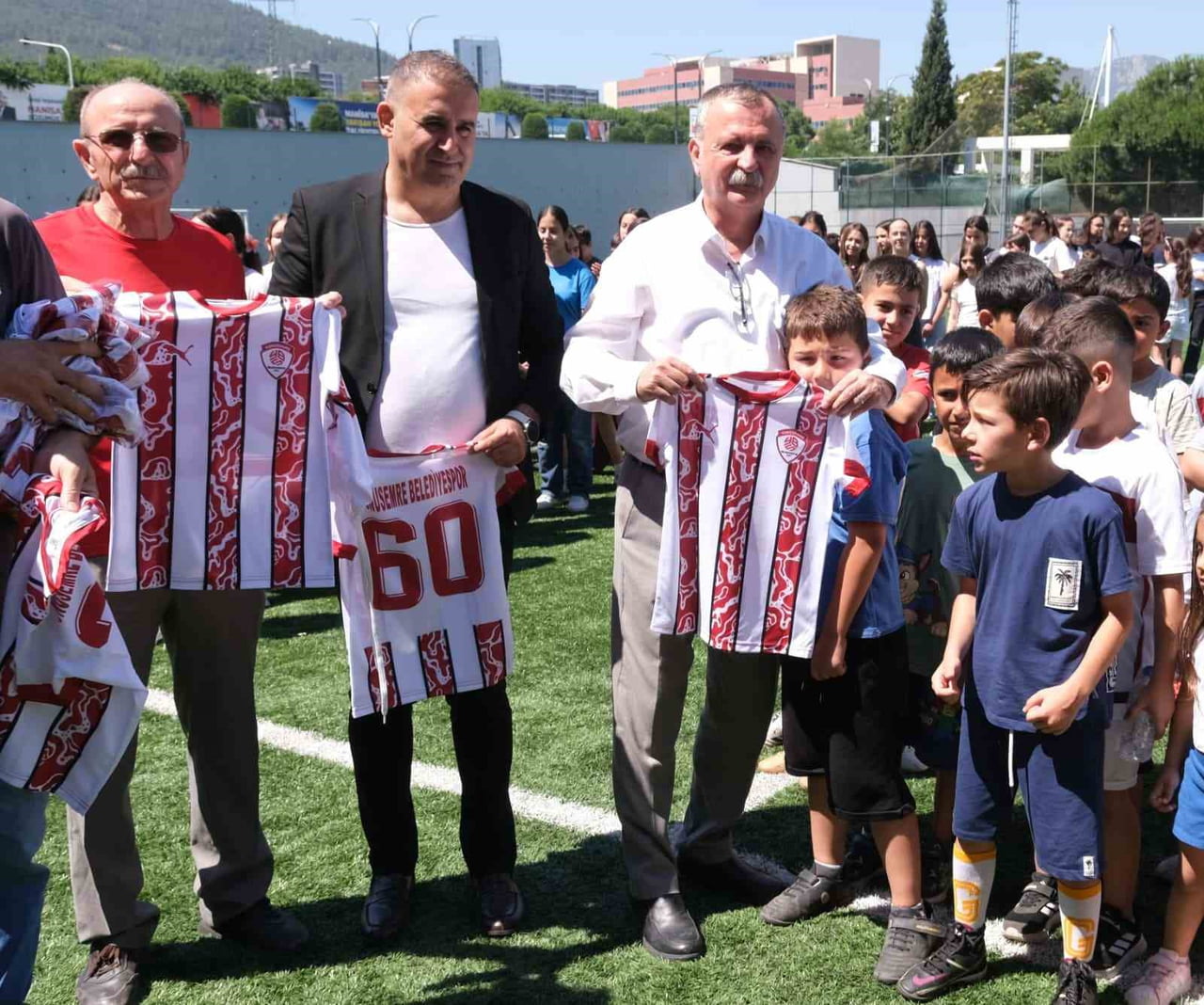 YUNUSEMRE BELEDİYESPOR YAZ SPOR OKULLARI 12 BRANŞTA DÜZENLENEN TÖRENLE KAPILARINI AÇTI. İLK ETAPTA...