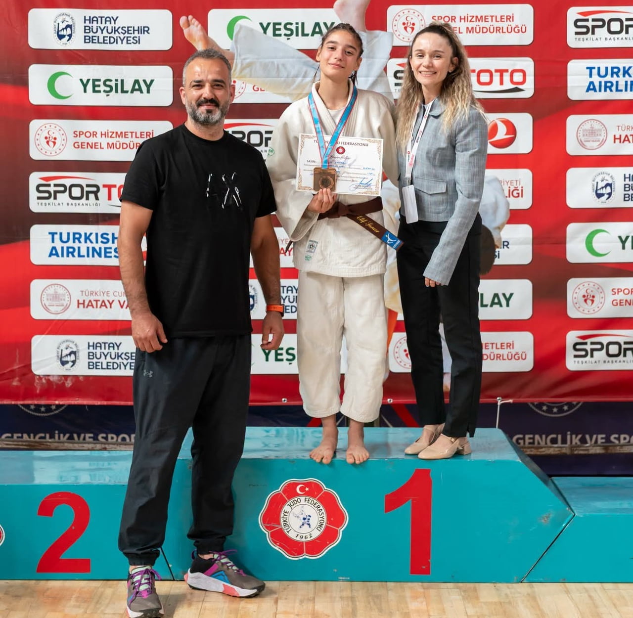 YUNUSEMRE BELEDİYESPORLU JUDOCULAR, HATAY'DA DÜZENLENEN YEŞİLAY YILDIZLAR TÜRKİYE JUDO...