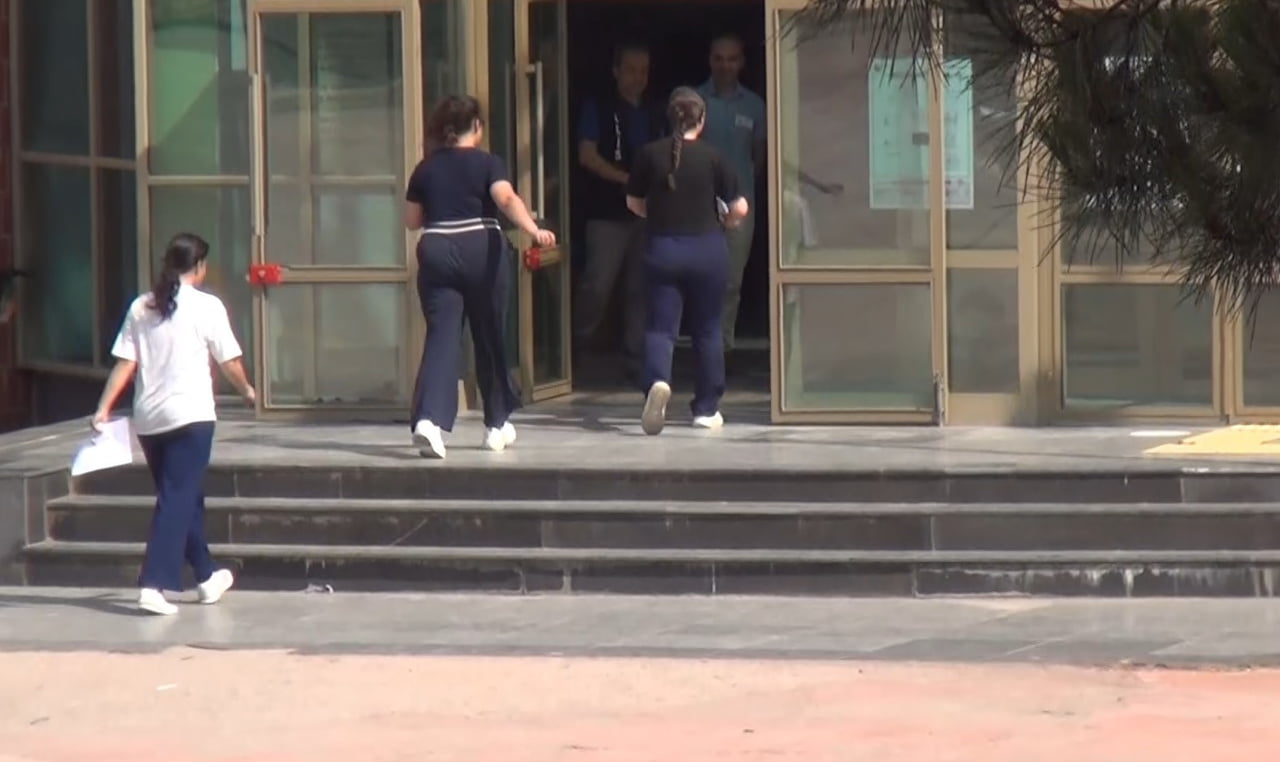 YUNUSEMRE İLÇESİNDEKİ POLİNAS MESLEKİ VE TEKNİK ANADOLU LİSESİ'NDE BAZI ÖĞRENCİLER KOŞARAK SINAVA...